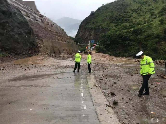 因泥石流路面塌陷凉山州多条道路通行受阻