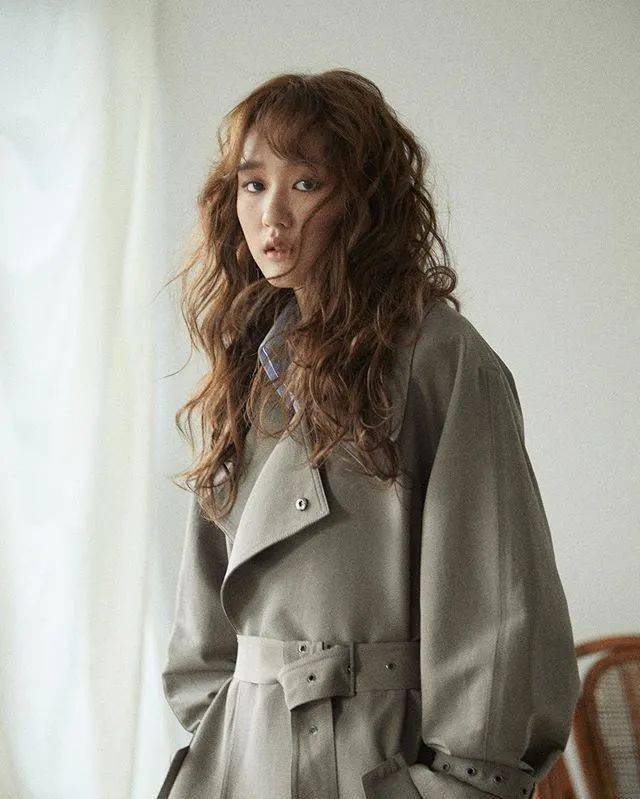 棕色|虞书欣和李圣经双双换上神仙发色，秋冬最显肤白发色你get了吗？