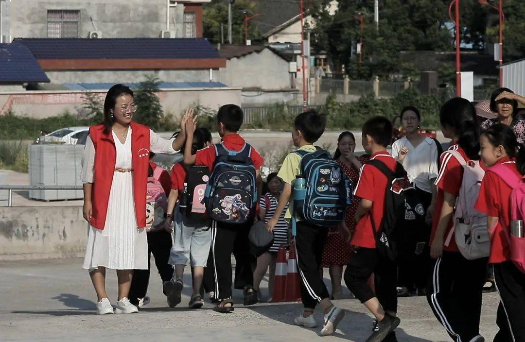 张晓春|湖南85后女校长4年与学生击掌16万次！每次学生都是跑着来！网友：天使在人间