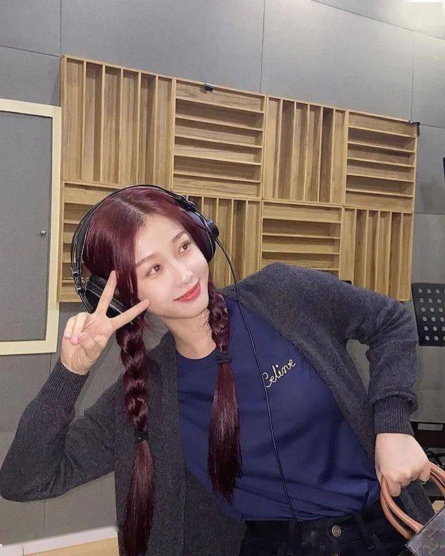 棕色|虞书欣和李圣经双双换上神仙发色，秋冬最显肤白发色你get了吗？