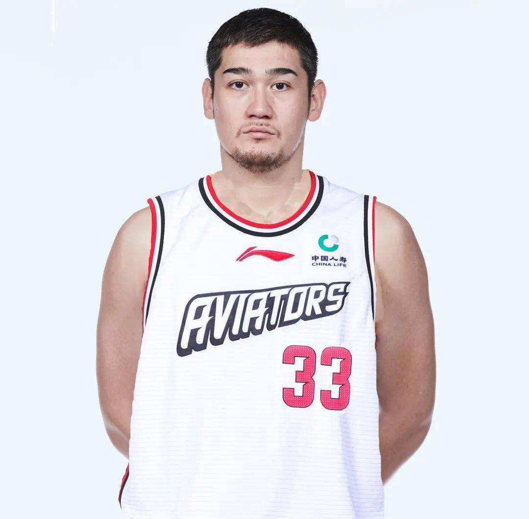 买尔丹·吐尔逊出生于1988年,身高206cm,体重130kg,曾效力于北京,新疆