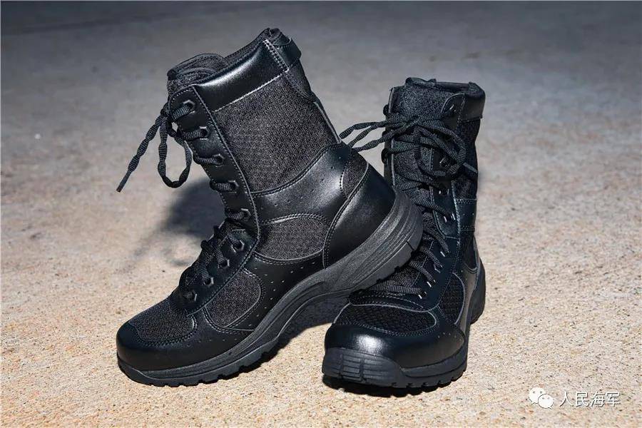 解放军新型作战靴曝光:不足一公斤 较17式减重27%