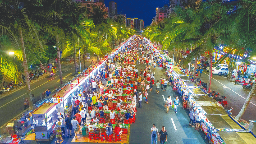 海口海大南门夜市 袁琛 摄欣赏演艺三亚千古情景区驻场演出讲述琼岛