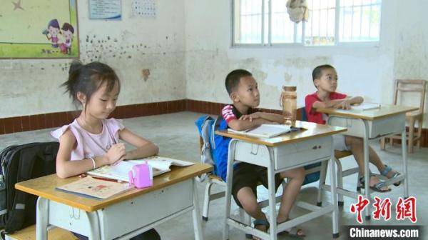 许庆|中越边城“袖珍学校” 老师一人教五科接送学生上下学