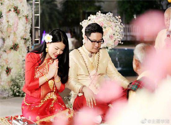 风波|破离婚传闻？王岳伦KTV壁咚风波后李湘晒婚礼照