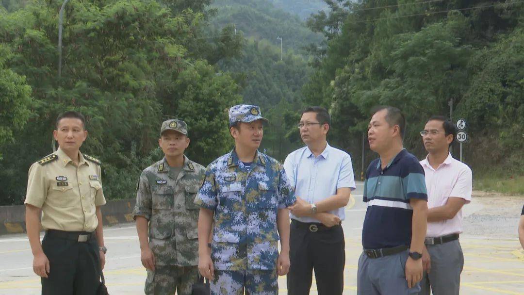 清远军分区司令员龚昌平调研三水乡武装工作