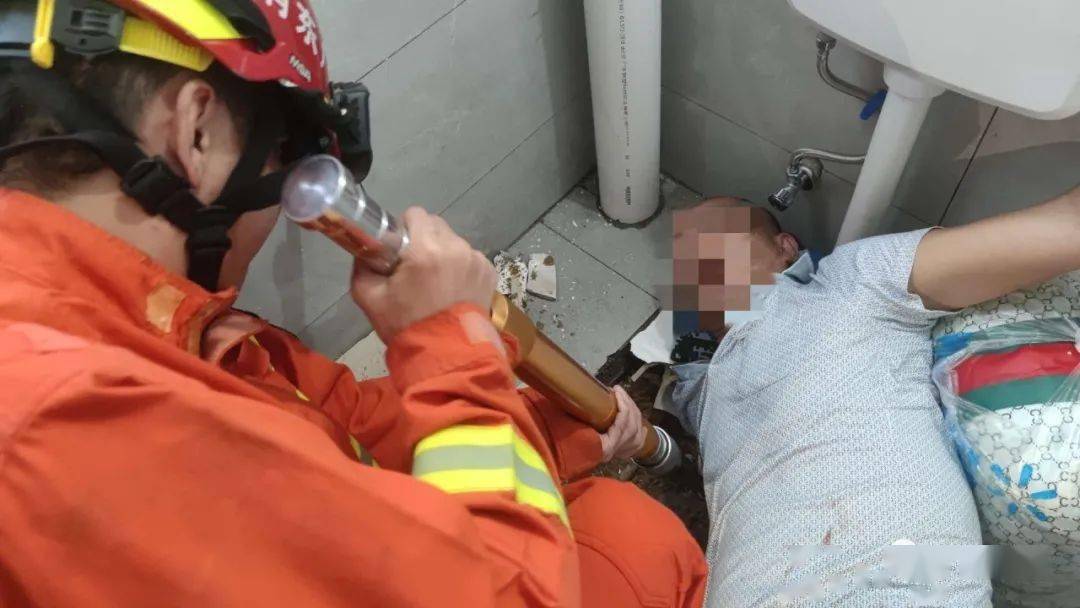 尴尬钥匙掉厕所蹲坑伸手去捡反被卡怎么办