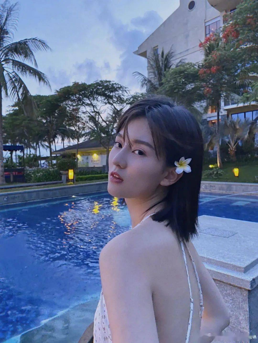 伪装成|伪装成乖乖女、正面“刚”老板的乔欣怎么更有魅力了?