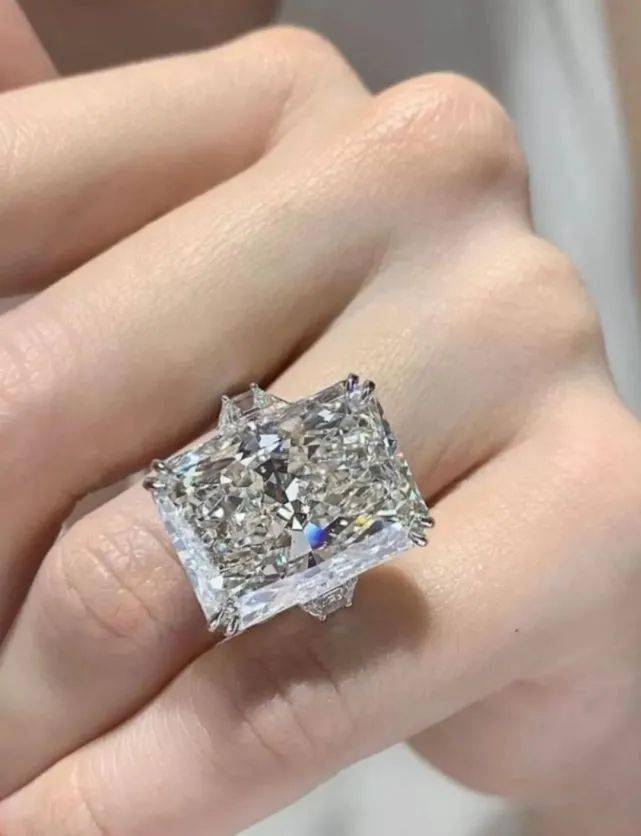 富婆|钻石暴跌，1克拉成白菜价？可为啥这些富婆却越买赚越多……