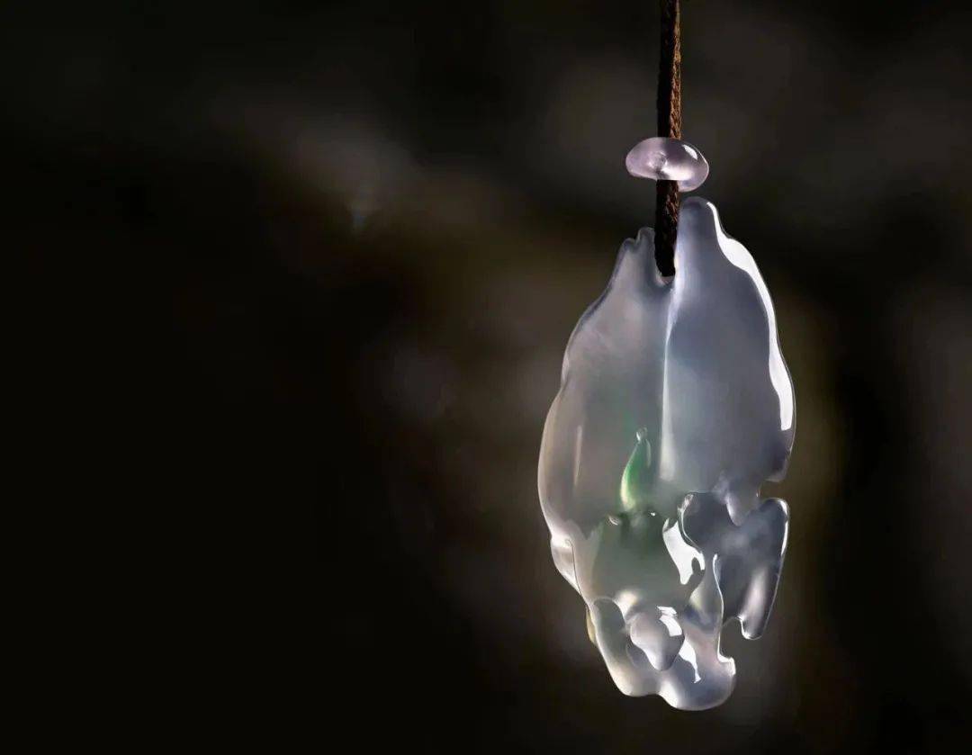 颜色|为什么翡翠都喜欢用深色的挂绳？