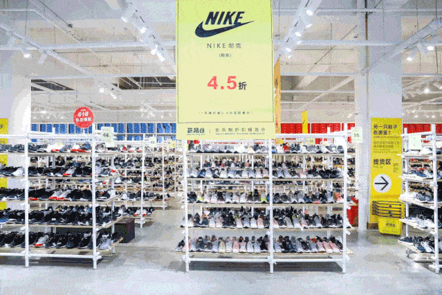 经典高帮板鞋 吊牌价:479元 特卖价:  191元 经典贝壳头 吊牌价:799