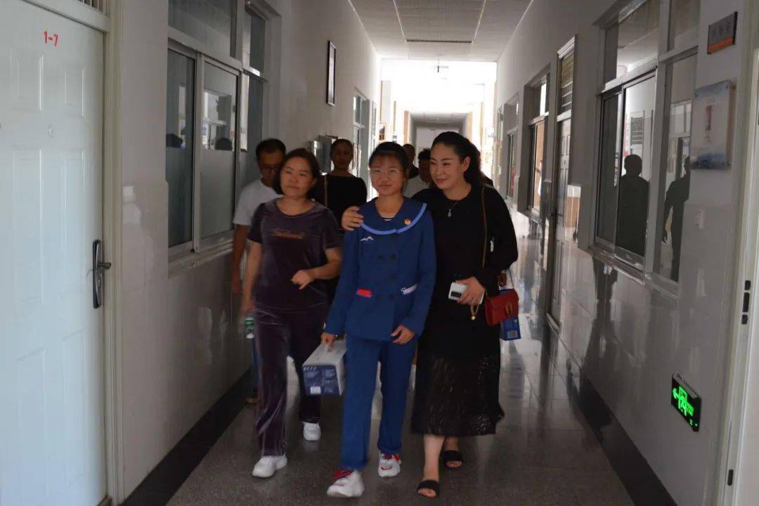 下图左起:尹培军,班主任杨云全,李文标,州民族中学校长杨文彪,叶春玉