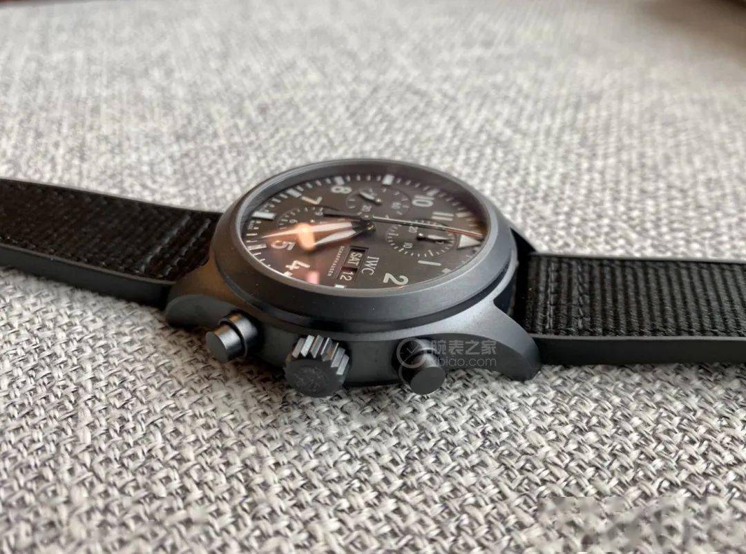 飞行员|#腕表测评官#飞行员计时系列毕业款——万国瓷化钛追针
