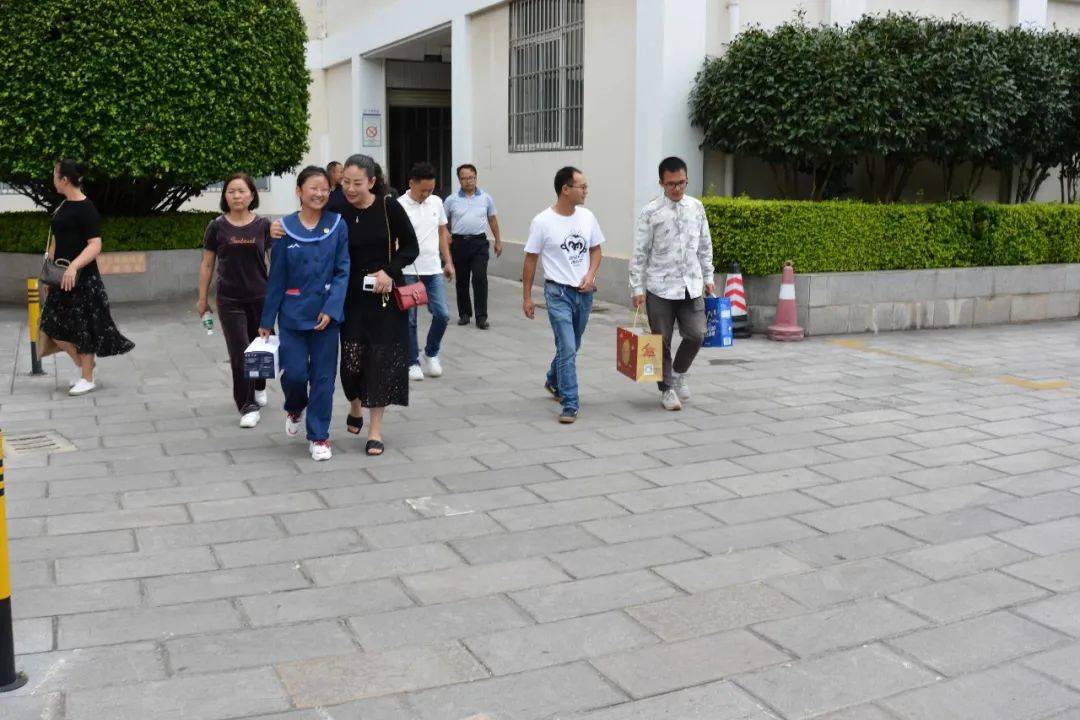 杭州爱心人士白羊到大理州民中学看望结对学子