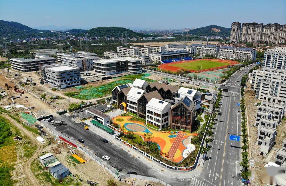 奥莱全面开工学校投入使用超山脚下的城市界面华丽蜕变中明年此时绽放