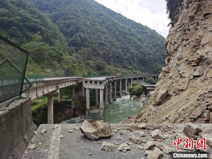 高速路|G5京昆高速四川雅西段滚落山石砸断高速路大桥 交通中断