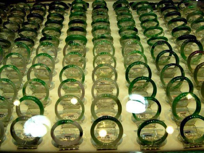 翡翠|有人花150万买刘晓庆翡翠,到手后差点晕倒?她的宝贝到底值不值102亿?