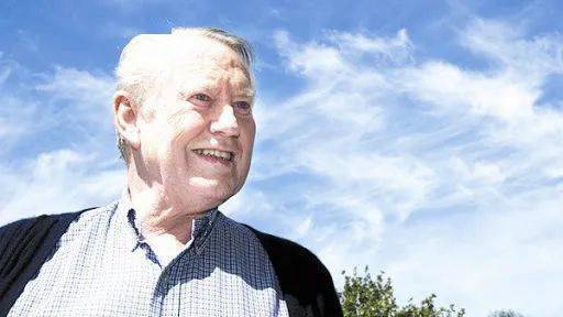 富豪|自住老破小，裸捐80亿美金！89岁顶级富豪宣布破产：我终于实现了梦想