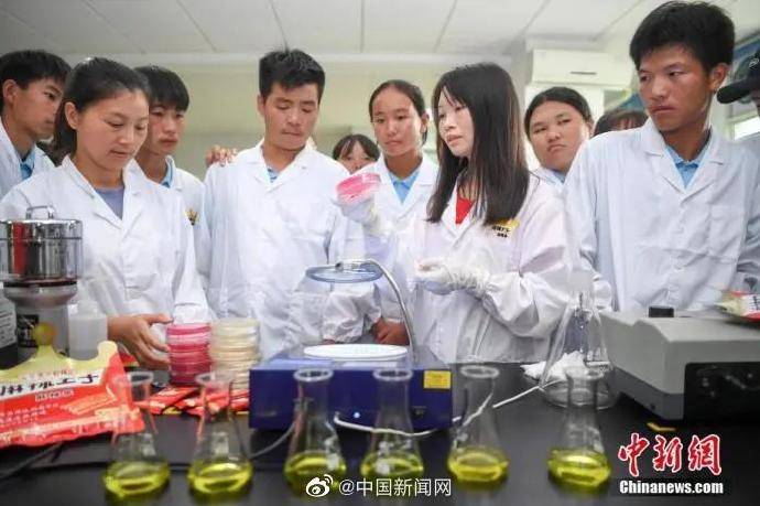 课堂|辣条螺蛳粉进学校专业课堂，吃辣条长大的孩子开始研究辣条了