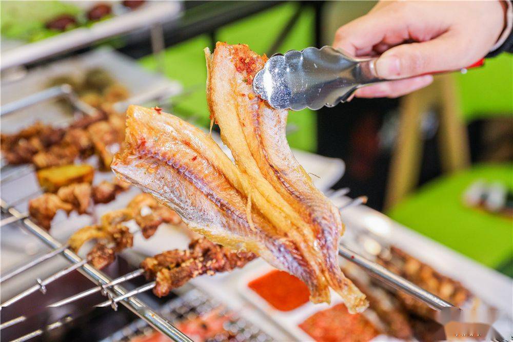 韩缘|69.9元抢！价值150元「韩缘烧烤城」自动烧烤套餐！30荤串+10素串+烧烤伴侣+锡纸金针菇+凉菜+饮品！