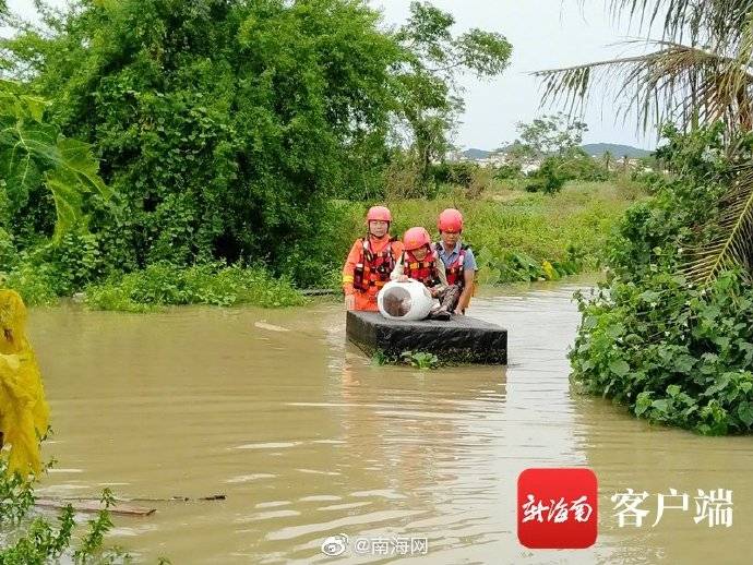 救援|民房积水六旬老人被困家中 三亚消防成功救援