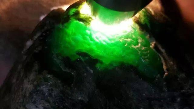 翡翠|有人花150万买刘晓庆翡翠,到手后差点晕倒?她的宝贝到底值不值102亿?