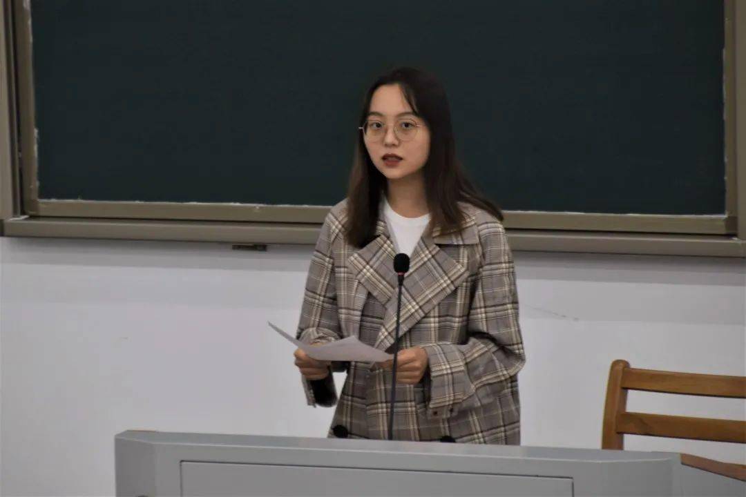 接下来是宣讲会的第一项:由曹莹学姐为大家介绍数学与统计学院团委