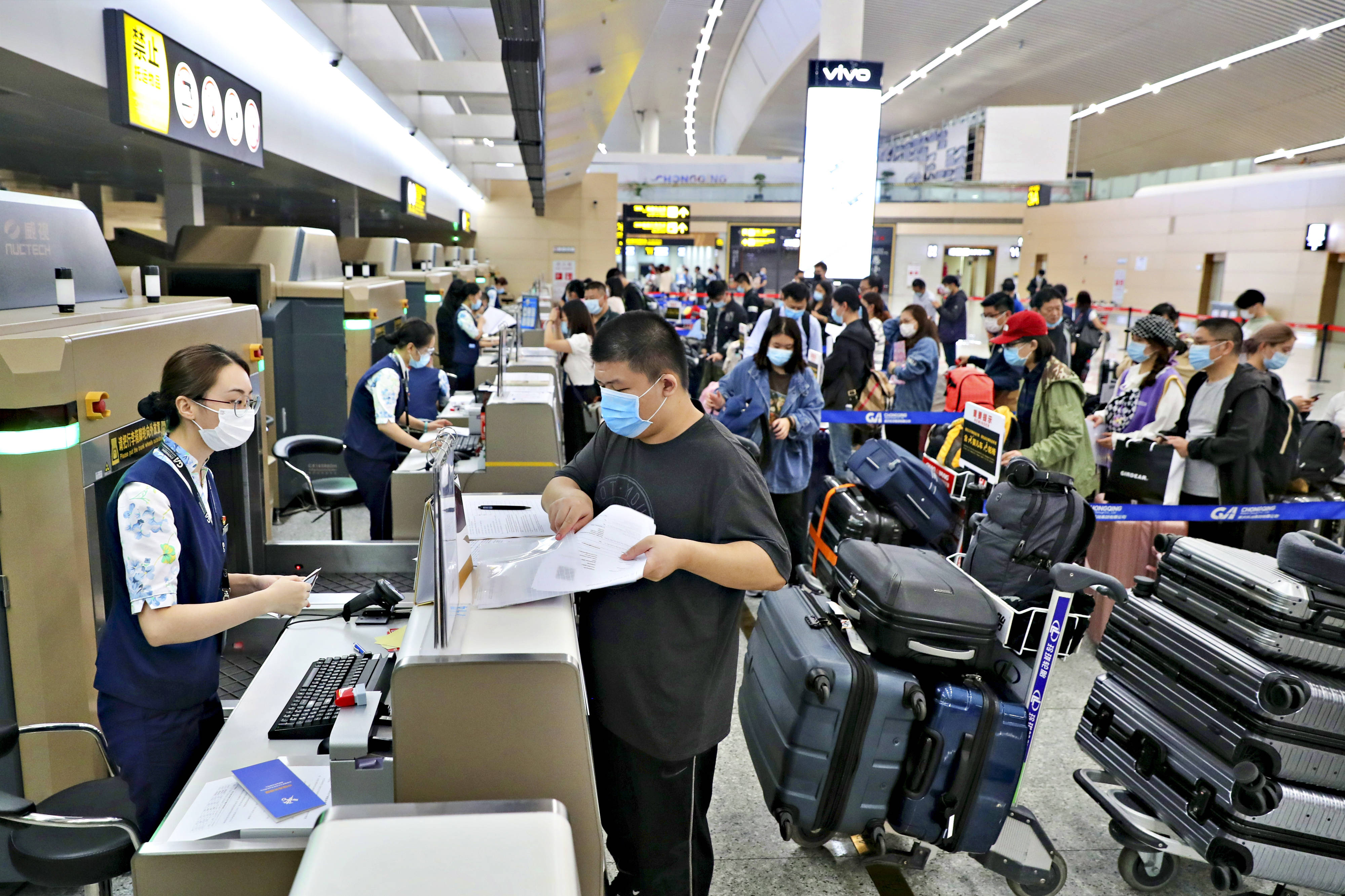 航站楼|国内航空公司执飞的首条国际复学包机航线在渝启航