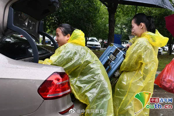 新生|点赞！高校20余名教师组建“爱心私家车队”冒雨迎接新生