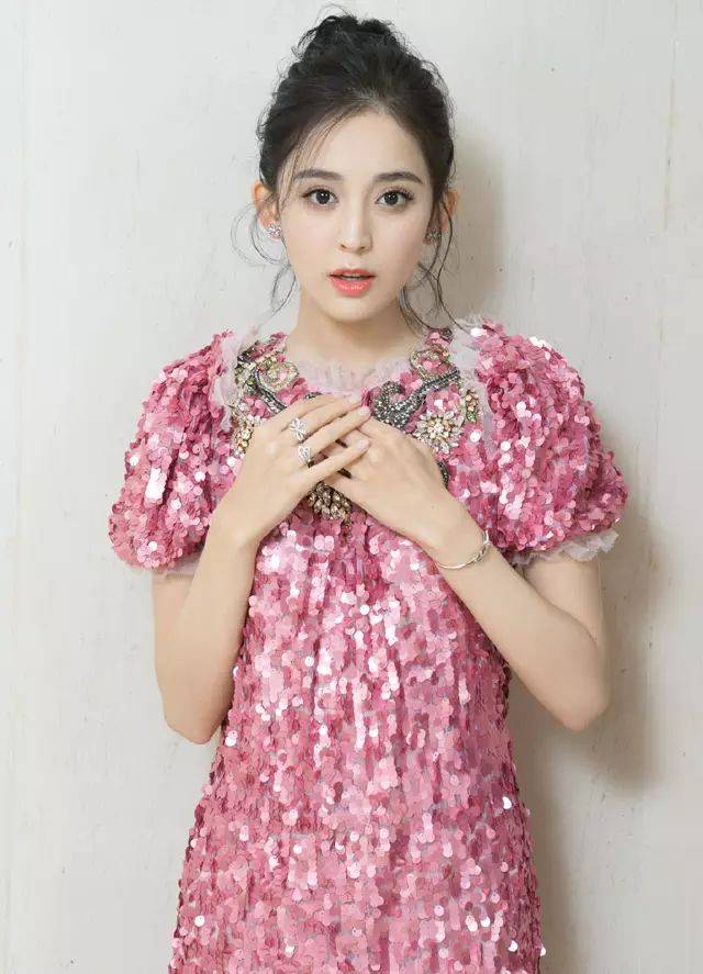 发型|头发长别老披着！这10种发型让你又美又有女人味！