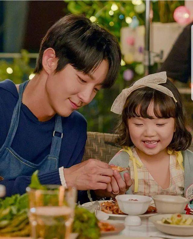 水润|《恶之花》李准基变身韩版“张东升”，女主发光美貌全靠“妆”？