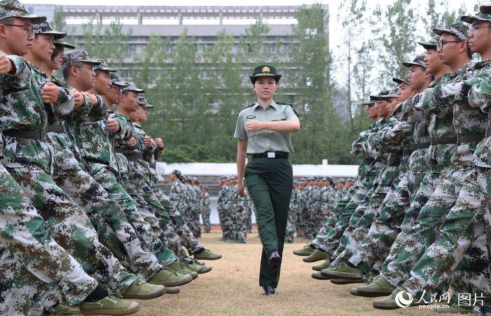 【世界杯直播】
湖南衡阳:教官是位兵姐姐(图6) 【世界杯直播】
湖南衡阳:教官是位兵姐姐(图6)