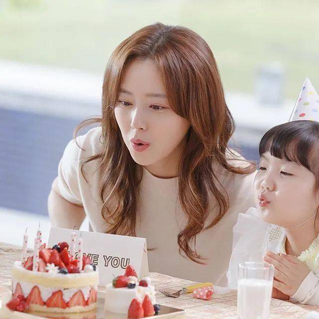 水润|《恶之花》李准基变身韩版“张东升”，女主发光美貌全靠“妆”？