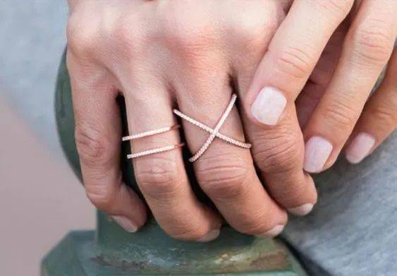 一个人|如何判断一个人是否时髦？看Ta戴几个戒指啊！