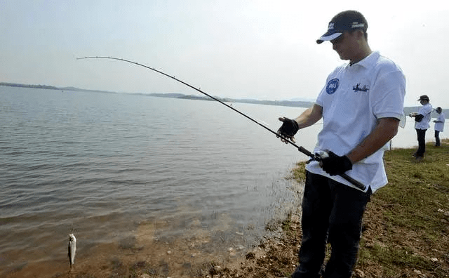 流水中如何钓鱼?老钓友常用这钓法,水流急也能上鱼