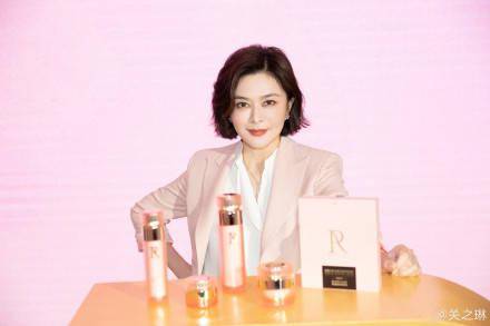 青筋|57岁关之琳未修图曝光,脸部松弛手爆青筋,难掩衰老