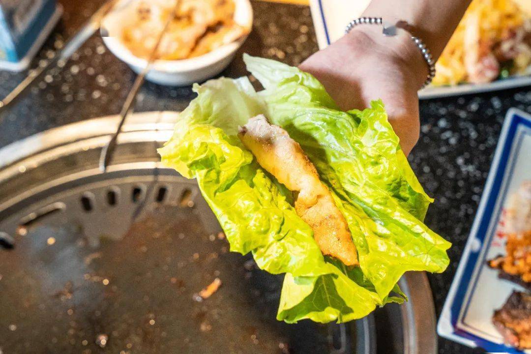 烤肉|口口爆汁，凌晨两点还全是人！这个城中村惊现“烤肉之都”！连续一个月3.3折