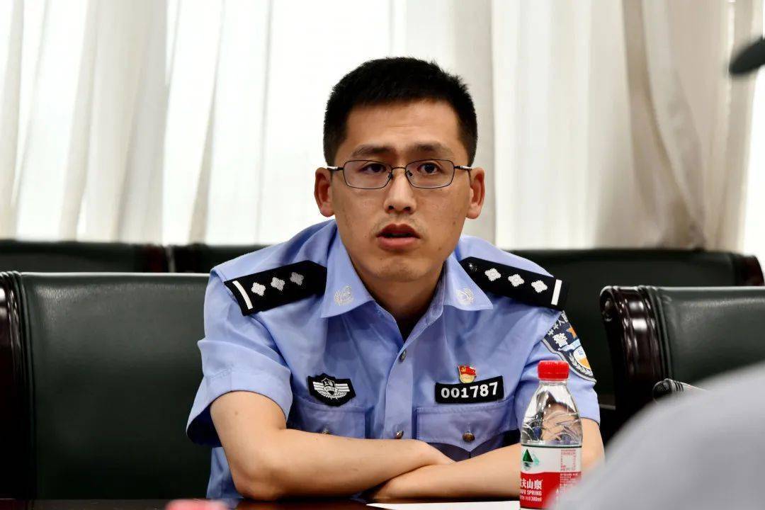 发言人办公室庄莉强警官主持会议,经侦总队食药环侦支队支队长喻檬