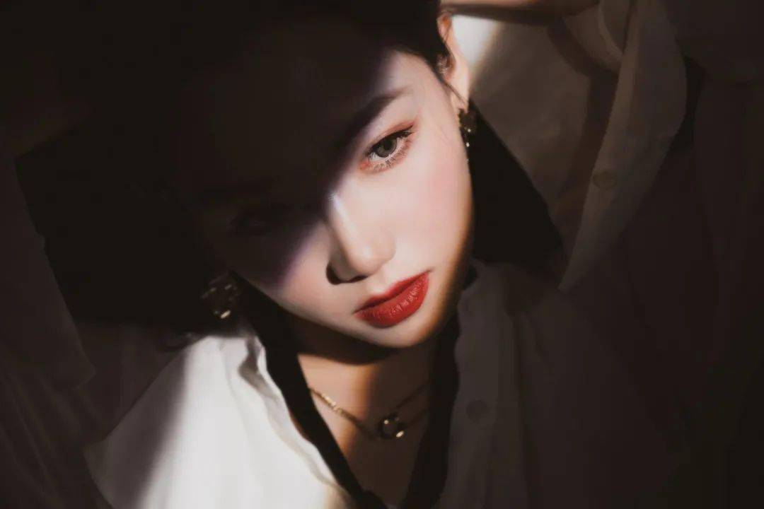 气质|风靡秋冬的裸棕色，凭什么这么受欢迎？