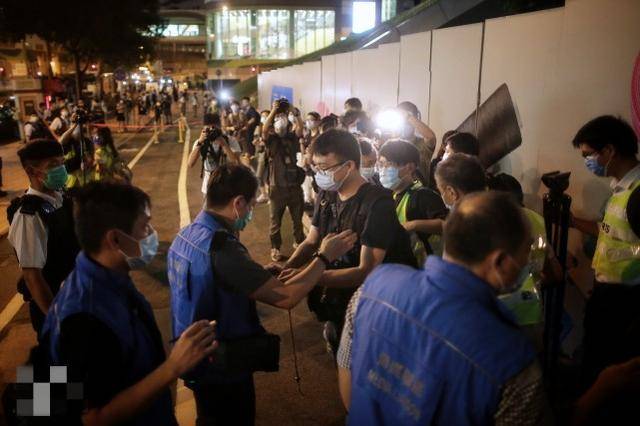 靠墙边|港警逐一查核记者证，多名“记者”被请出封锁区