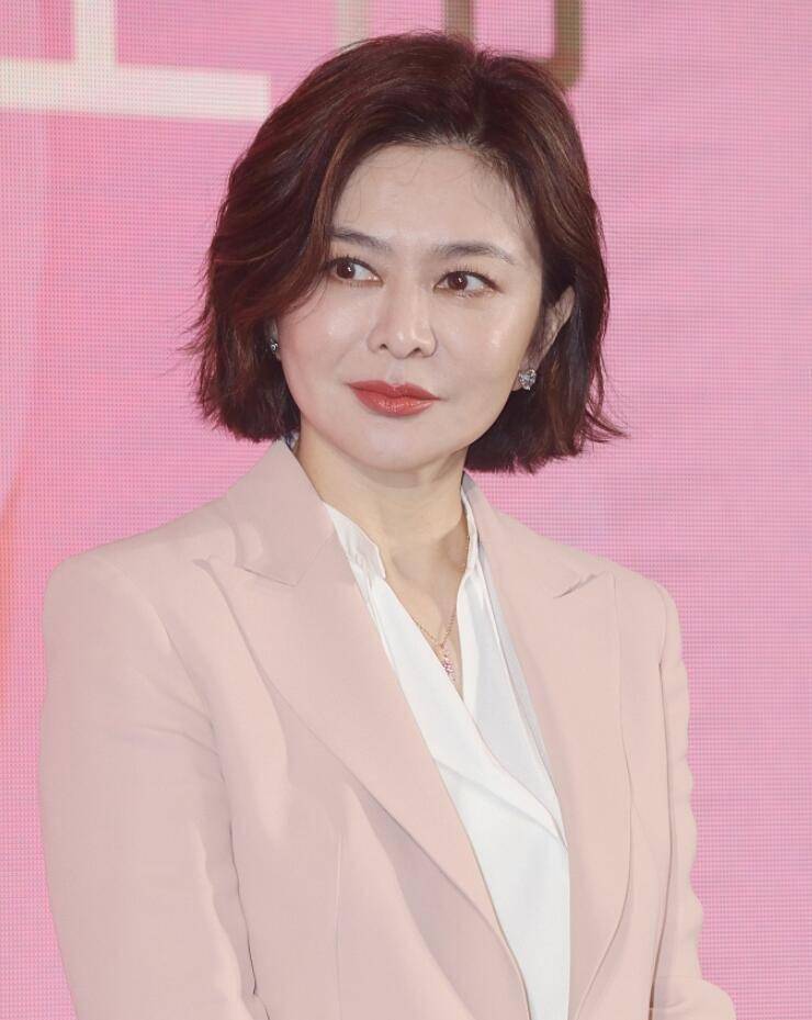 青筋|57岁关之琳未修图曝光,脸部松弛手爆青筋,难掩衰老