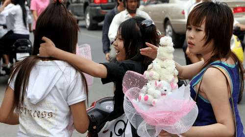 女性|女孩穿性感吊带被判刑！首相：穿这么少，被性侵都是你们自找