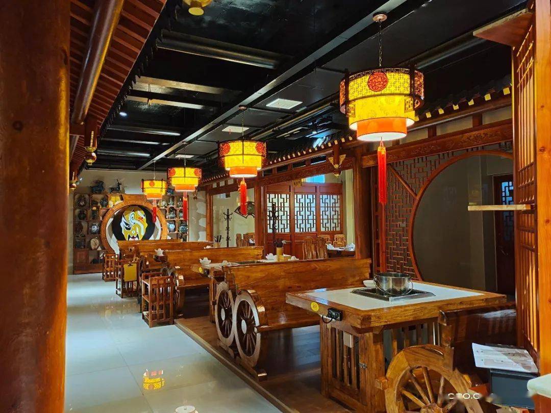 一米二长的牛肉,有鱼籽的虾滑,这样的古风火锅店,吃多少送多少,赶紧来