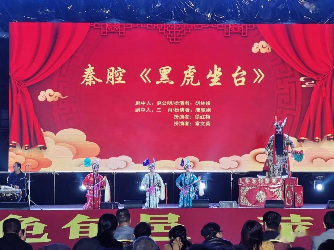 扶志戏曲综合演出"活动,为广大农民群众表演了二胡演奏《秦腔曲牌》