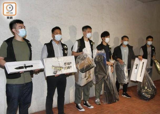 港警凌晨突击搜查出刀棍枪械避弹衣，母子涉贩