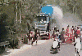 远离大货车!小编再次提醒