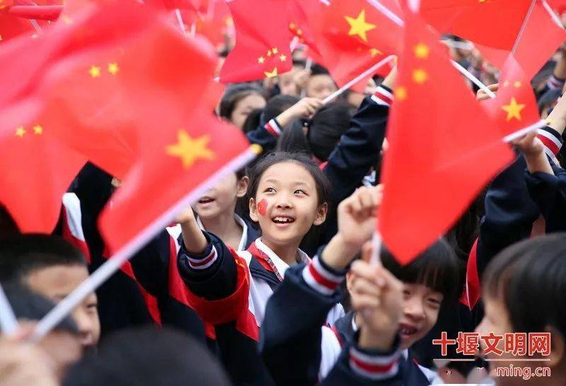 看这里 ↓↓↓ 2020"向国旗敬礼"网上签名寄语活动开始啦!