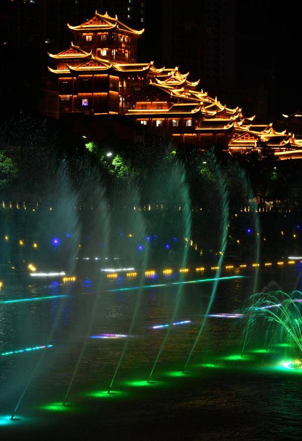 9月24日晚在湖北省宣恩县城贡水河上拍摄的夜景.