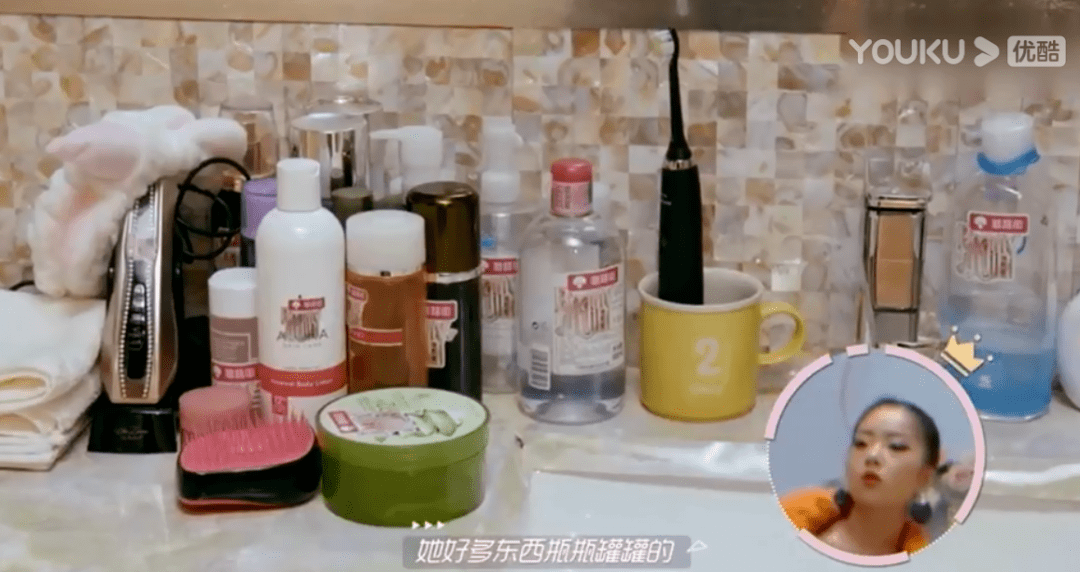 白成|黄轩录一天综艺就“黑化”，为啥同行的乔欣能躲过烈日，白成一道光？