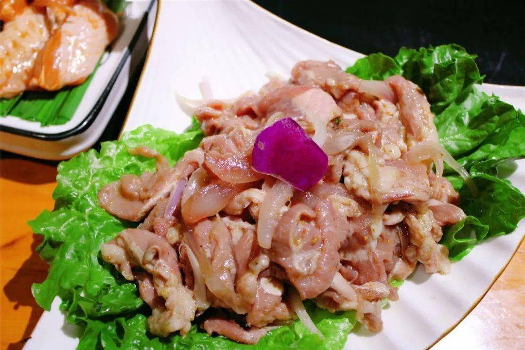 商家|99元抢原价260元「三哥院子地锅烤肉」4-6人餐！烤牛肉、烤五花肉、烤培根、烤翅中、烤鱿鱼……红遍哈尔滨的地锅烤肉快来试试！